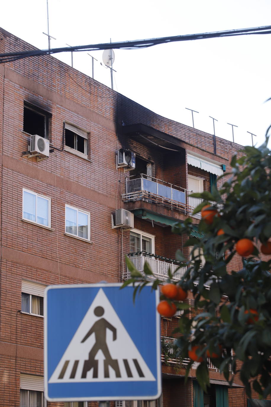 En imágenes, el piso incendiado donde ha muerto una anciana en Córdoba