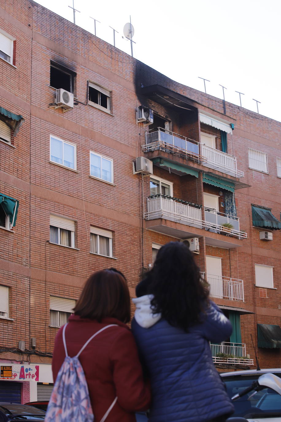 En imágenes, el piso incendiado donde ha muerto una anciana en Córdoba