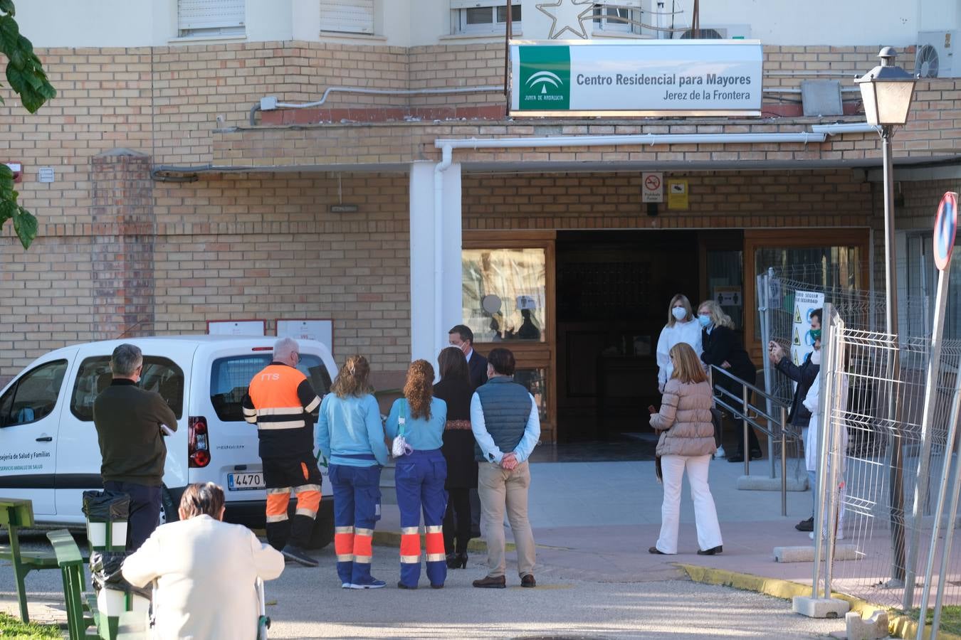 Llegada de las vacunas al centro de mayores La Granja en Jerez de la Frontera