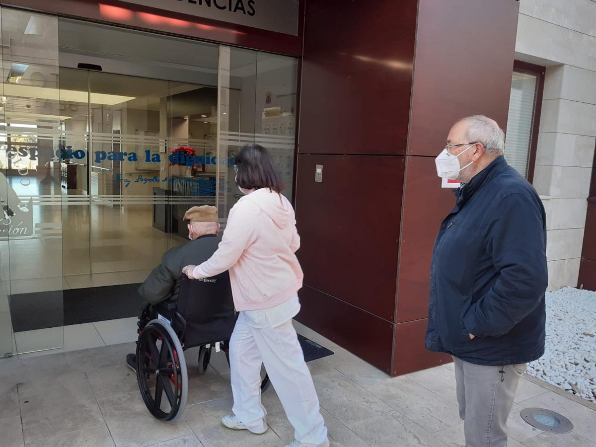 Llegada de los primeros ancianos para vacunarse a la residencia Fray Leopoldo de Granada