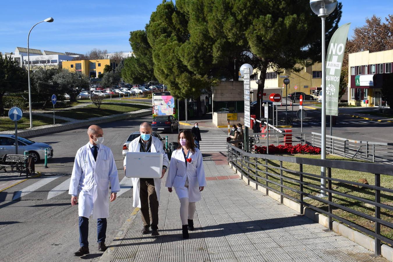 Las primeras vacunaciones en el Reina Sofía de Córdoba, en imágenes