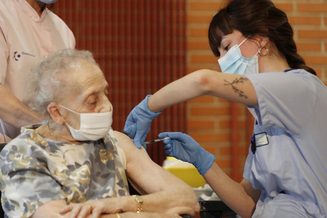 Consuelo Landa, de 91 años, interna en la residencia Ajuria de Vitoria, recibe este domingo la vacuna contra la Covid-19. 