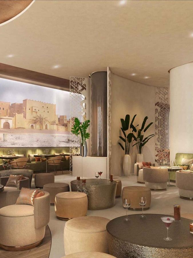 El nuevo hotel de Cristiano Ronaldo en Marrakech. El hotel cuenta con dos Lounge Bar inspirados en la estética marroquí y en los que no faltan los homenajes a los monumentos más emblemáticos de la ciudad.