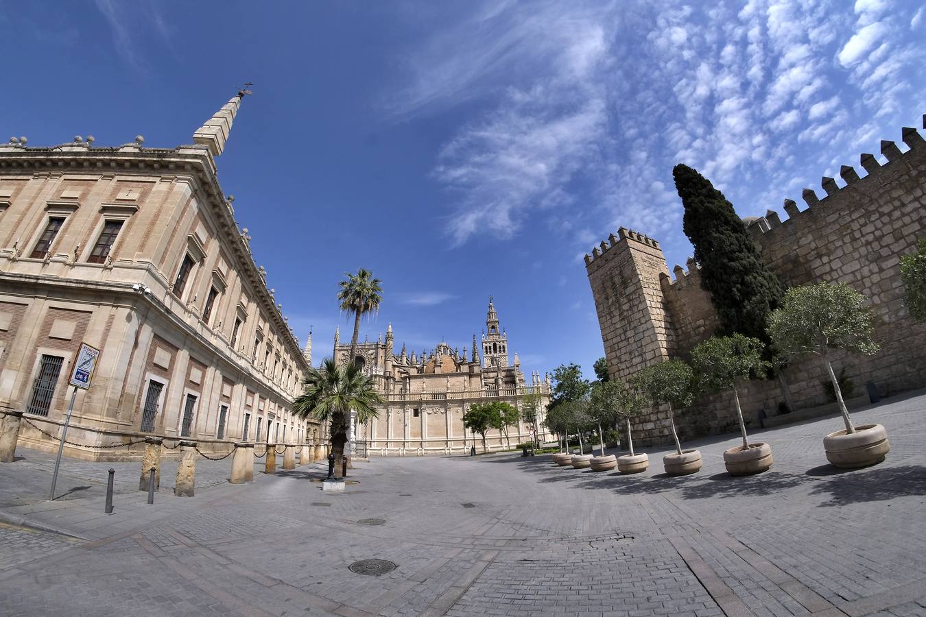 Monumentos de la ciudad completamente vacíos durante el estado de alarma