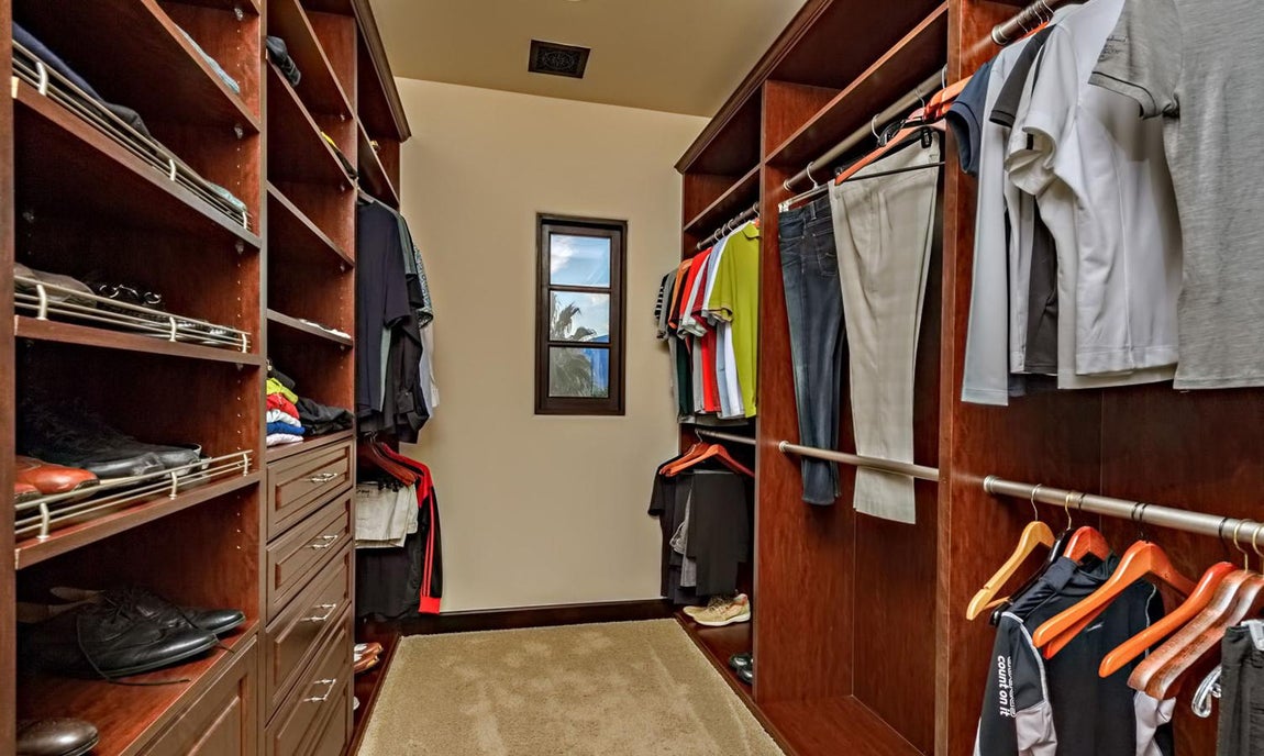 La nueva mansión de Sylvester Stallone en Palm Beach. No podía faltar un amplio vestidor así como un gimnasio, sala de cine y biblioteca. Comodidades que seguro que el actor aprovechará al máximo.