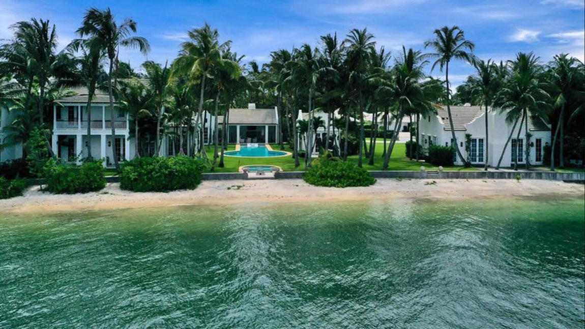 La nueva mansión de Sylvester Stallone en Palm Beach. El complejo fue construido allá por 2014 y se extiende a lo largo de 1.200 metros cuadrados por lo que cabe imaginar que no tendrá muchos problemas de espacio. En cuanto a la extensión del terreno, ocupa una superficie de 6.000 metros cuadrados en los que no falta una vasta vegetación y acceso directo a la playa privada.