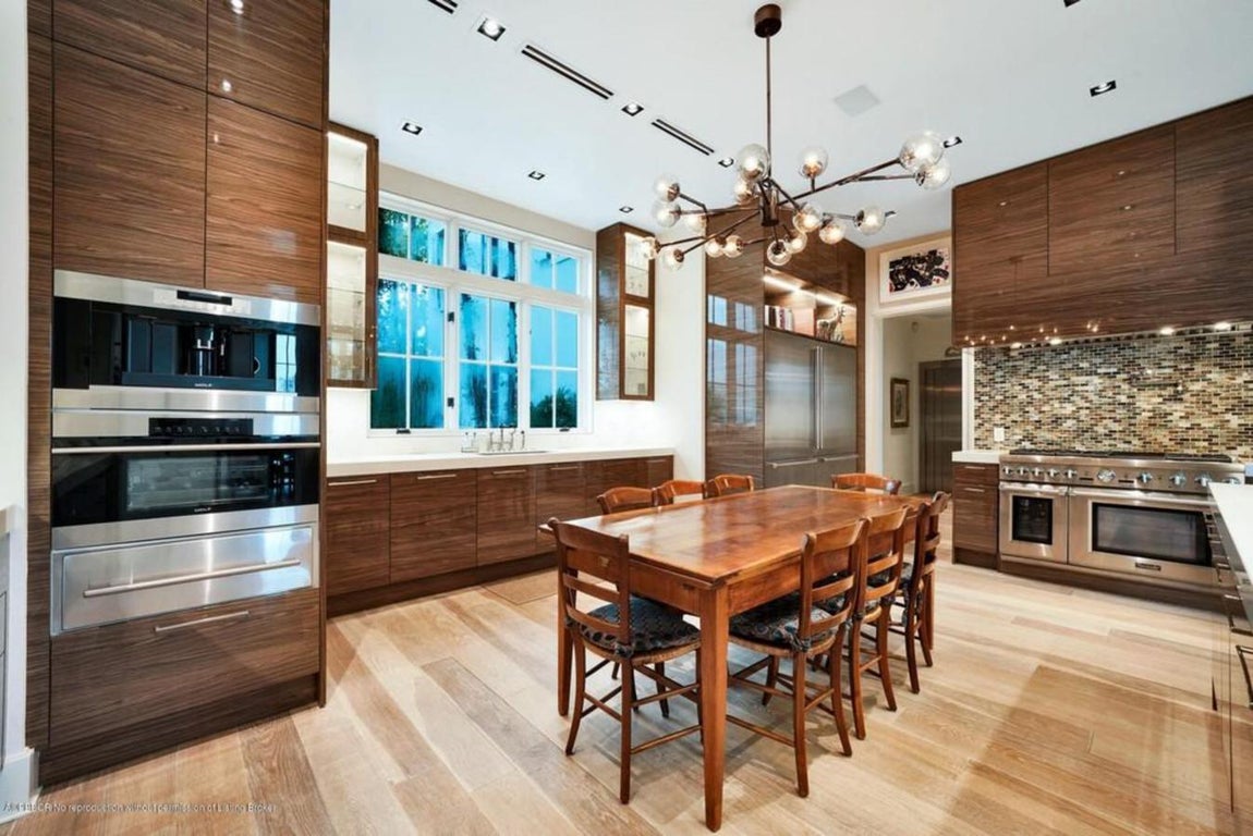 La nueva mansión de Sylvester Stallone en Palm Beach. La cocina está equipada con electrodomésticos integrados en la decoración. En lugar de las grandes islas que se suelen presentar en este tipo de casas, el actor ha preferido añadir una mesa más tradicional.