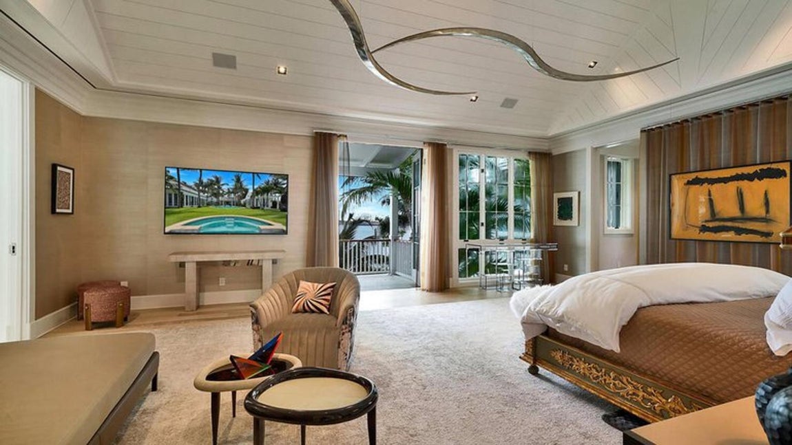 La nueva mansión de Sylvester Stallone en Palm Beach. En cuanto a las habitaciones, posee 7 dormitorios, 10 baños y 4 aseos. La suite principal tiene una gran terraza con vistas al mar así como un pequeño salón.
