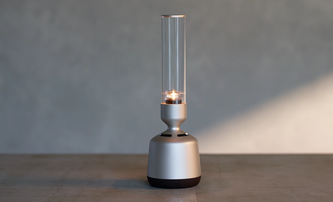 Altavoz de cristal LSPX-S2. Este altavoz de cristal de Sony produce un sonido envolvente a partir de un tubo de cristal orgánico que genera un sonido excepcionalmente nítido que se propaga en todas direcciones. Además, gracias a su exquisito diseño se convertirá en un elemento decorativo más de la casa. Su precio es de 600 euros.
