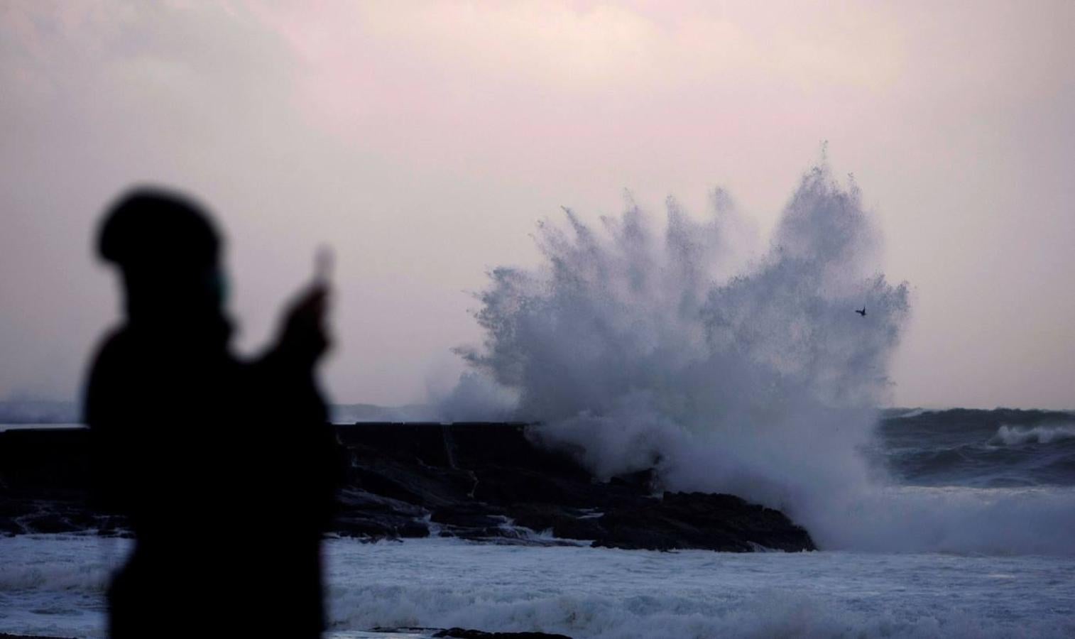 Las olas azotan la costa gallega. Las olas rompen con fuerza contra las rocas de la costa de la ciudad de La Coruña, este lunes en el que la borrasca Bella sigue aportando inestabilidad, con todo el litoral gallego en alerta