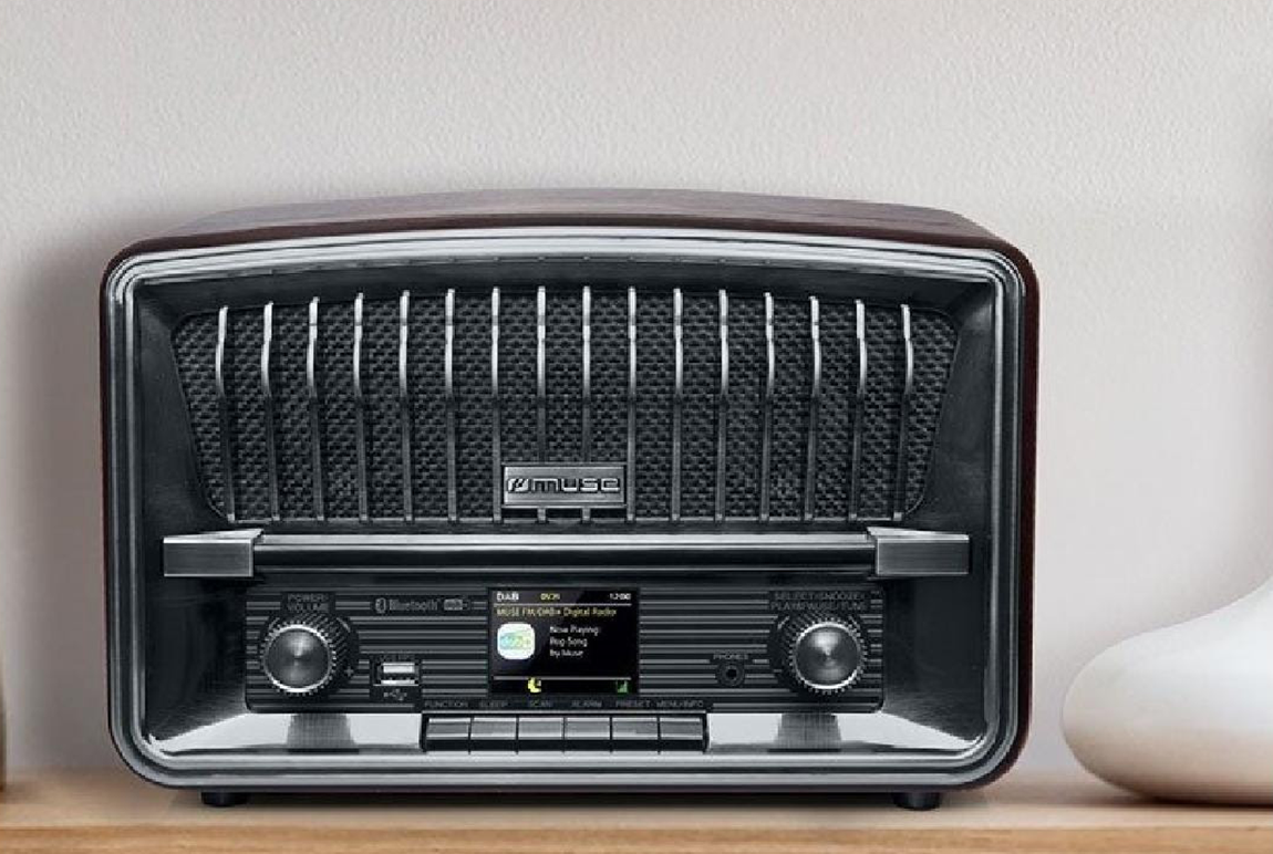 Radio vintage Muse M-135 DBT. A veces lo más simple resulta ser lo más acertado. En una época en la que se devora música en streaming, las radios de toda la vida han pasado a un segundo plano, pero este modelo de diseño vintage, cuya cuidada estética le permite ser un elemento decorativo más, es un imprescindible para todo romántico. El Muse M-135 DBT permite escuchar emisoras FM y DAB+, disfrutar de un sonido de alta calidad y, por su puesto, también es posible conectar un teléfono inteligente, una tablet o un ordenador a través de Bluetooth. Su precio es de 99,90 euros.