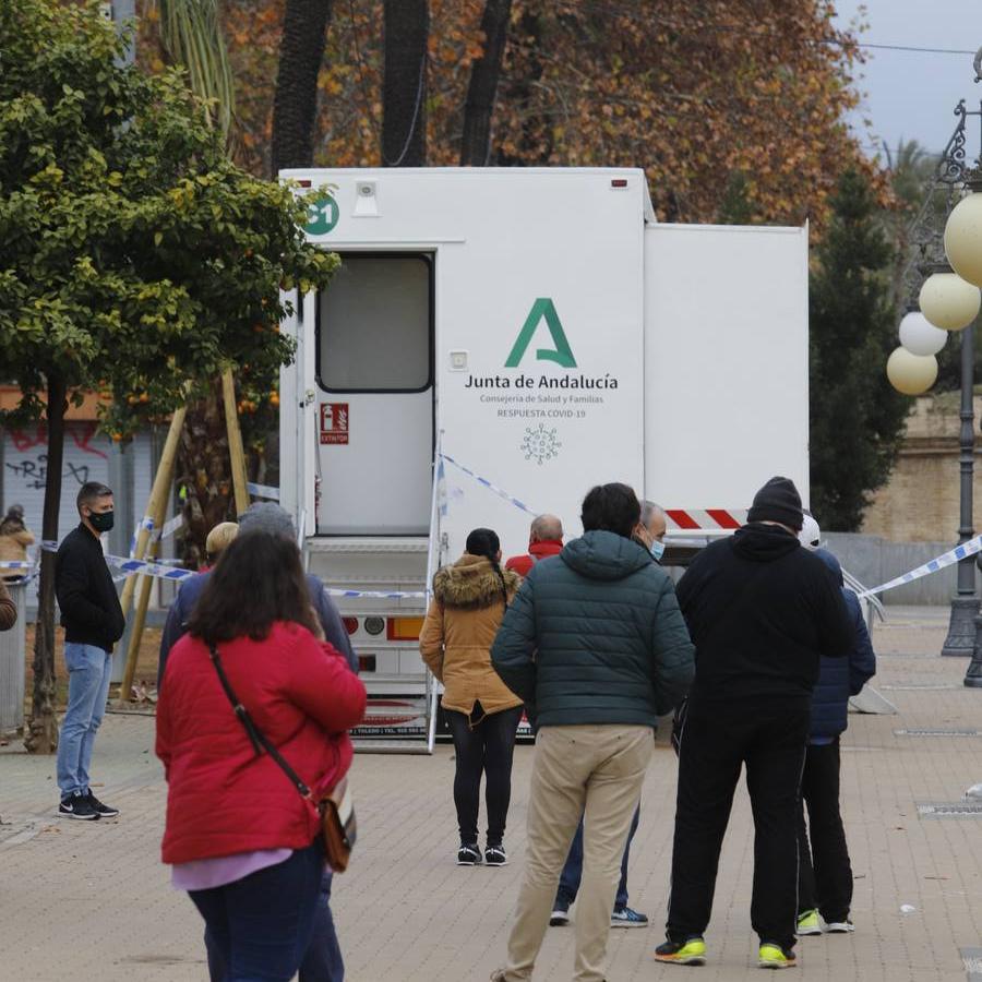 El cribado masivo por coronavirus en el Paseo de la Victoria, en imágenes