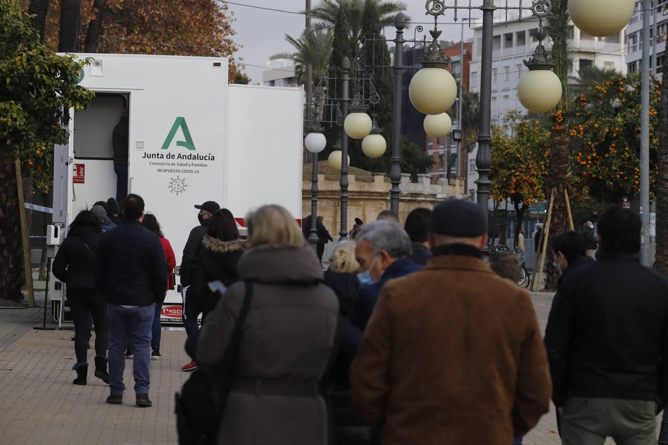 El cribado masivo por coronavirus en el Paseo de la Victoria, en imágenes