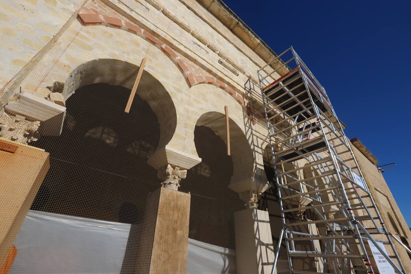 El inicio de las obras en el Salón Rico de Medina Azahara, en imágenes