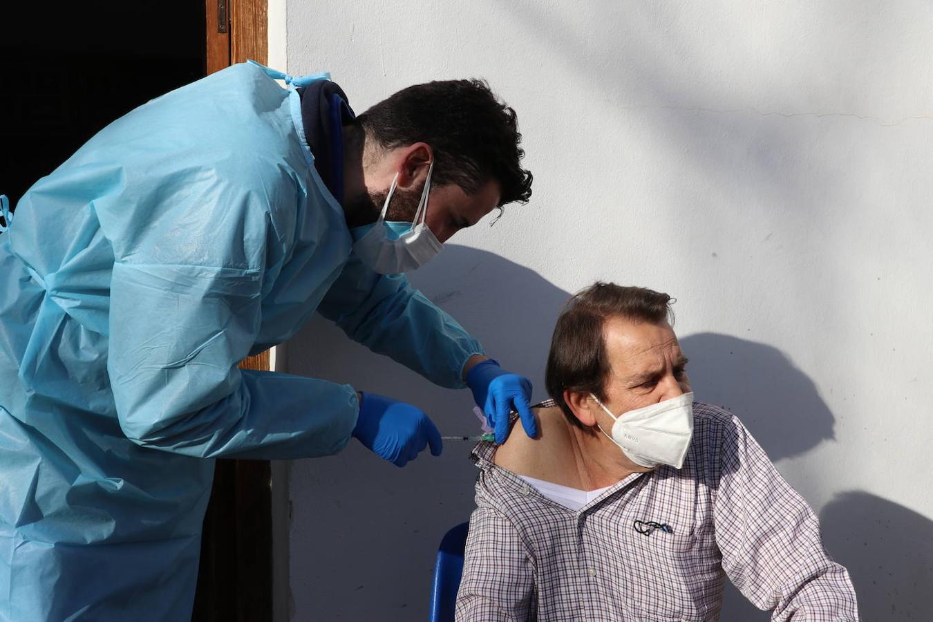 Arranca la vacunación contra la Covid-19 en la provincia: Lucena, Pozoblanco, Aguilar y Cabra