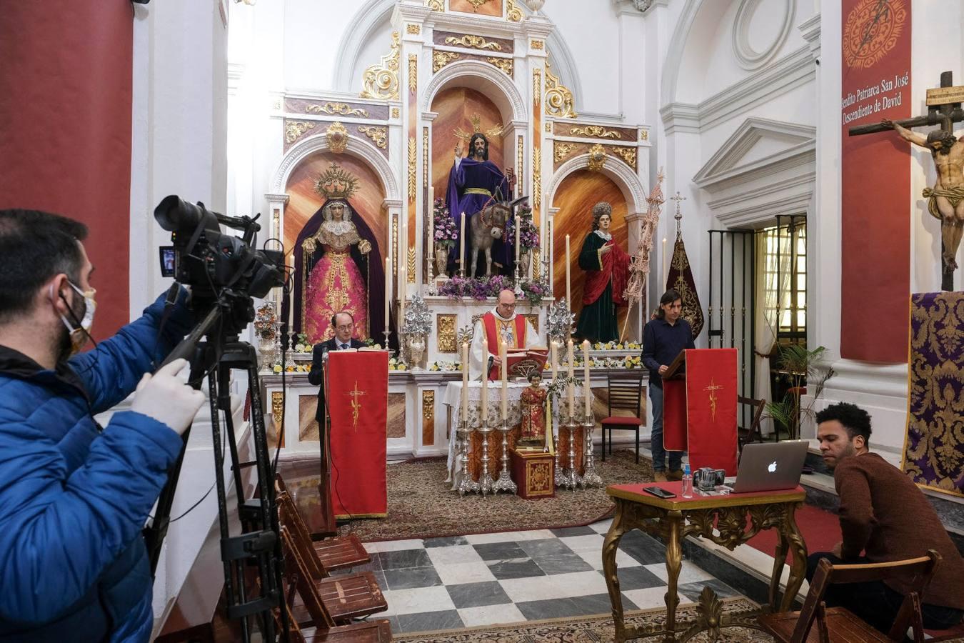 5 de abril. Una de las imágenes del confinamiento fue la de las retransmisiones de cualquier tipo de evento. Ni siquiera la vida religiosa escapó a esta situación. En San José, la misa de Palmas de la Borriquita se hizo por ‘streaming’ en un Domingo de Ramos sin pasos.