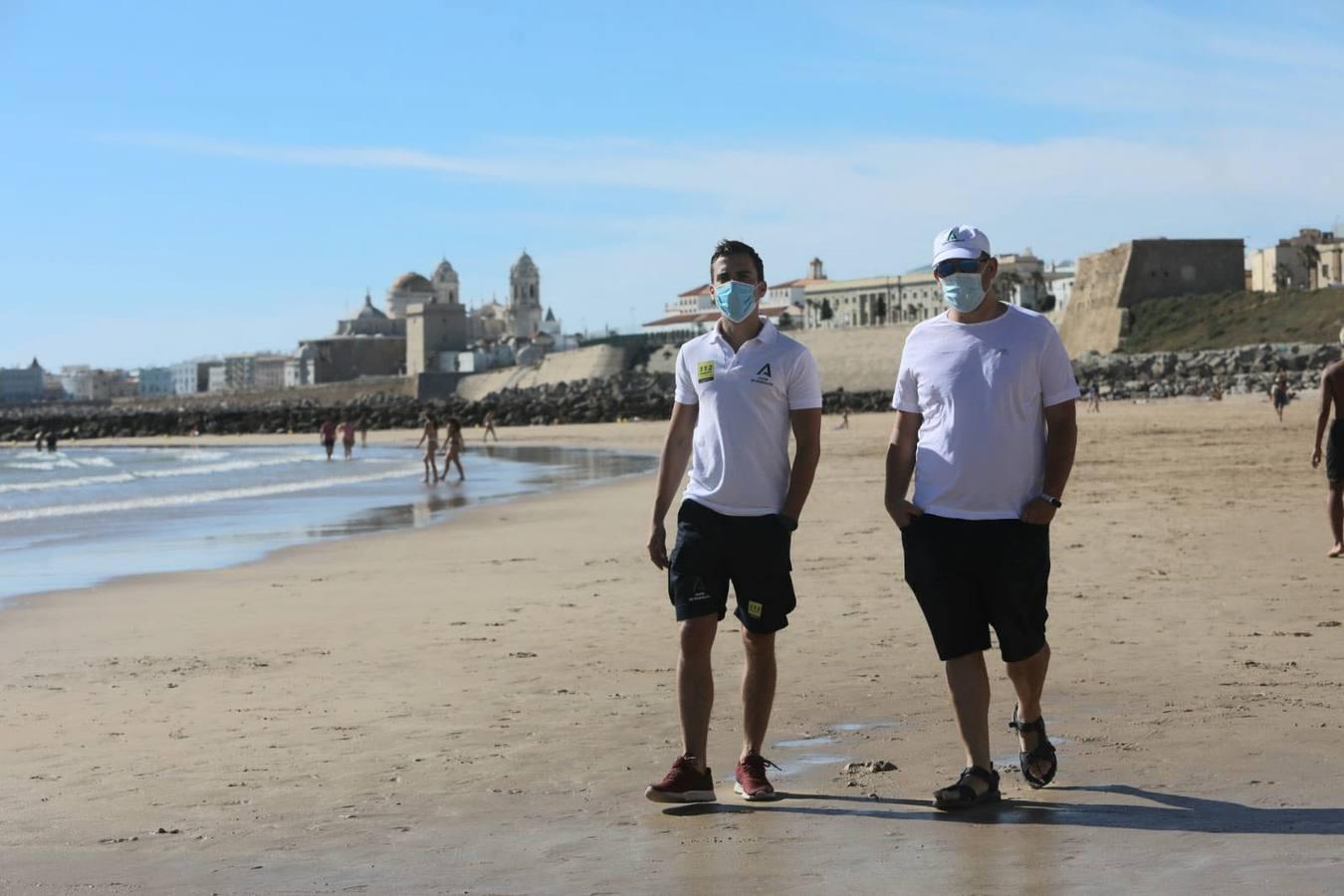 17 de junio. Aparece en Cádiz una nueva figura de control. La Junta inició su plan ‘Playas seguras’ con la contratación de una suerte de vigilantes que debían informar a los bañistas sobre las medidas que debían respetar por el virus.