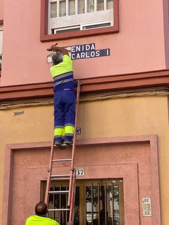 31 de agosto. Los operarios municipales borraron el nombre de la avenida Juan Carlos I apenas horas después de que se modificara en el Pleno.