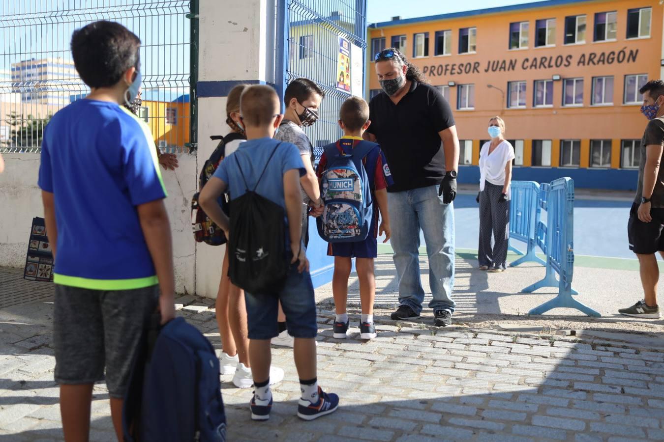 10 de septiembre. El inicio de curso en Primaria en toda España dejó la imagen de colas de niños esperando a que les tomaran la temperatura para acceder a los colegios. Además, todos los pequeños debían llevar la mascarilla y respetar unas severas normas de distancia y grupos burbujas para tratar de contener al virus.