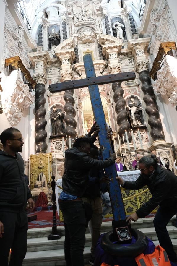 9 de marzo. La cruz de Lampedusa hizo una escala ante la Patrona de Cádiz, en la iglesia de Santo Domingo. La cruz está elaborada con restos de embarcaciones en las que han ido llegando los inmigrantes a Europa.