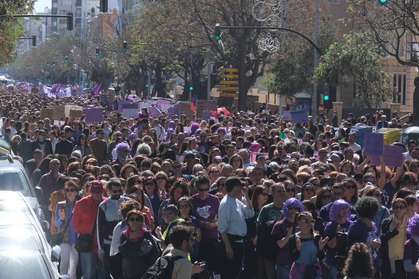 8 de marzo.. El 8 de marzo se vivió una extraña jornada del Día de la Mujer en Cádiz. Por una parte, muchas mujeres no acudieron a la cita ante el preocupante aumento de casos de coronavirus. Por otra, distintos grupos reivindicaron su propio feminismo, lo que fracturó una cita que hasta entonces se había mantenido como ejemplo de unidad.