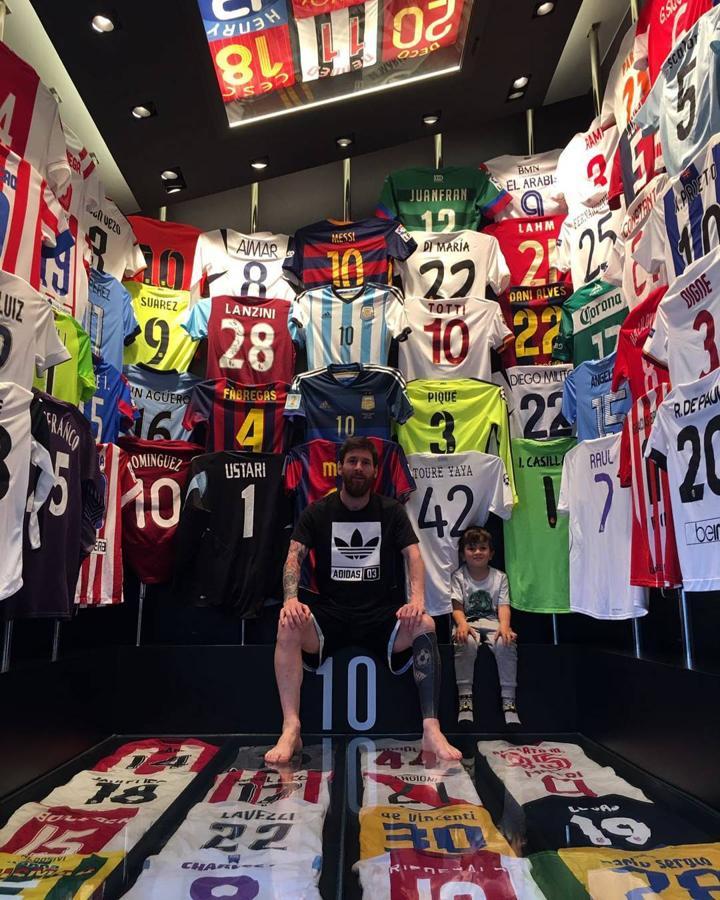 La mansión de Messi en Barcelona. También hay sitio para rendir un homenaje al fútbol, como esta sala decorada con camisetas de equipos de fútbol internacionales que seguro hará las delicias del argentino. En ella además exhibe la mayoría de sus trofeos.