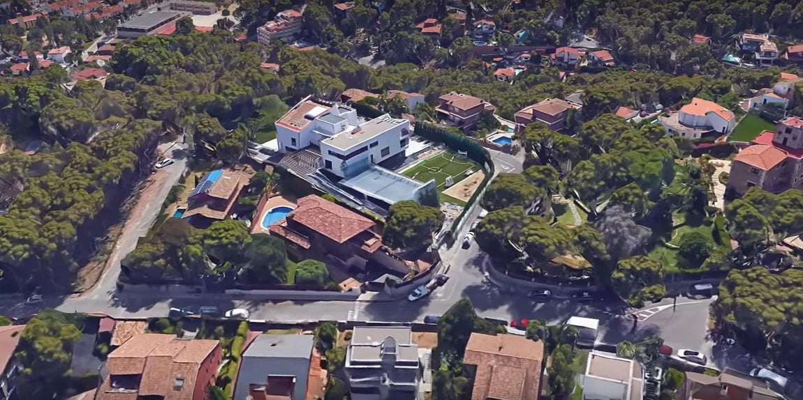 La mansión de Messi en Barcelona. La casa se encuentra situada en la localidad de Castelldefells (a 20km de Barcelona), en el exclusivo barrio de Bellamar. La urbanización además de poseer amplias parcelas es el lugar elegido por otros futbolistas para vivir, como por ejemplo Luis Suárez.