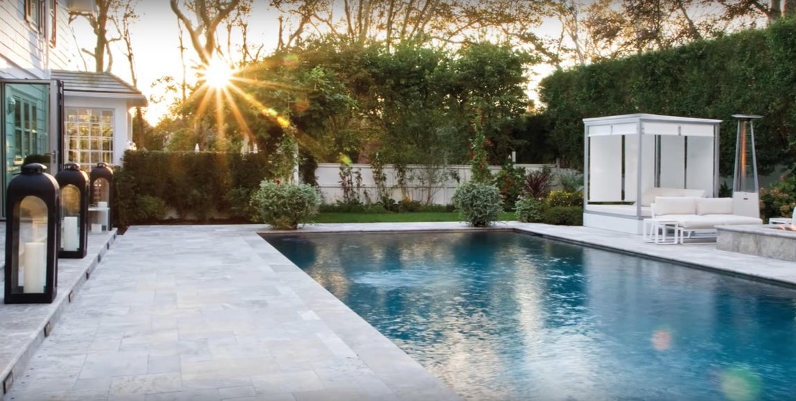 La mansión de Messi en Barcelona. Además de estar rodeada de un amplo jardín con césped rodeado de altos setos que les confieren la máxima privacidad, no falta una moderna piscina climatizada con solárium y una barra de bar contigua.