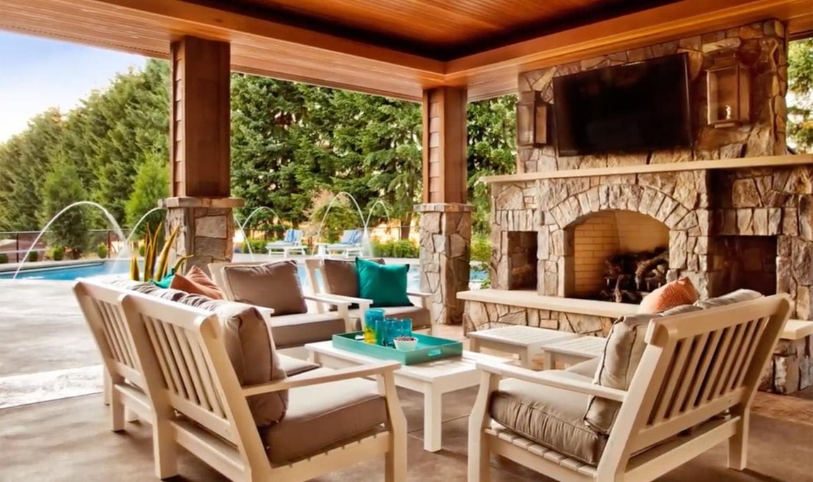 La mansión de Messi en Barcelona. Posee varios porches con un estilo rústico en piedra y madera con vistas al jardín donde al jugador del Barcelona le gusta organizar cenas y alguna que otra fiesta.