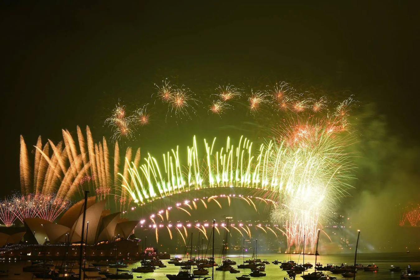 Fuegos artificiales sobre los icónicos Puente Harbour y Casa de la Ópera en Sydney (Australia) para celebrar la llegada del Año Nuevo.. 