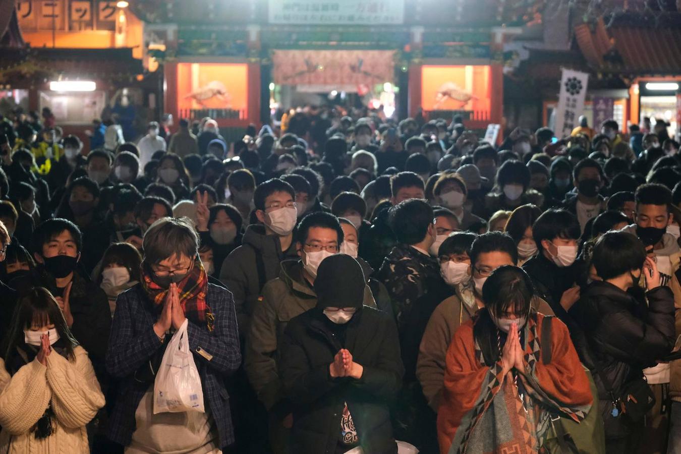 Gente reza en el Templo Kanda Myojin, en Tokio (Japón), para pedir por el Año Nuevo.. 