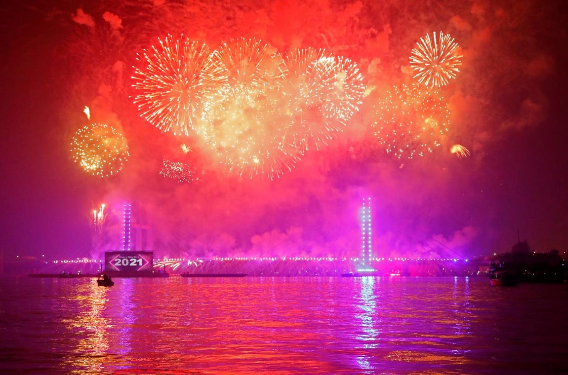 Los fuegos artificales cubrieron el Río Nilo, en Egipto. 