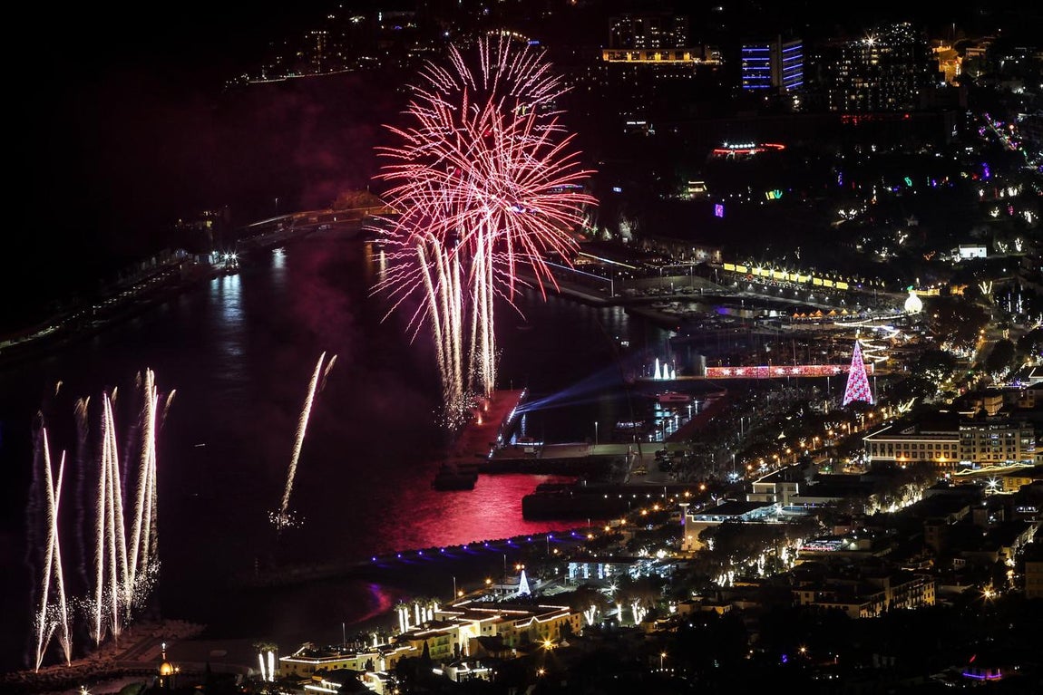 Los fuegos artificales con los colores de la bandera de Portugal iluminaron la isla de Madeira. 