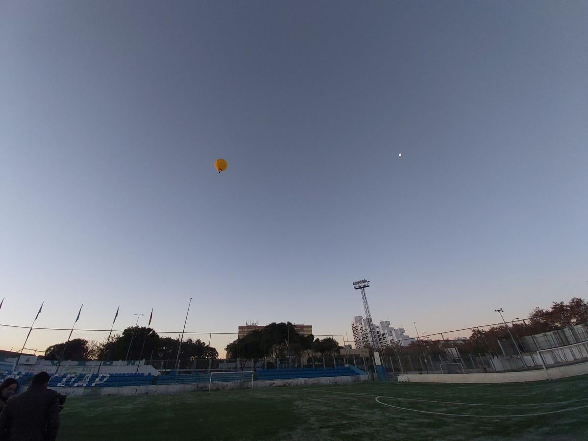 El Heraldo Real y sus beduinos surcan el cielo de Sevilla en globo aerostático