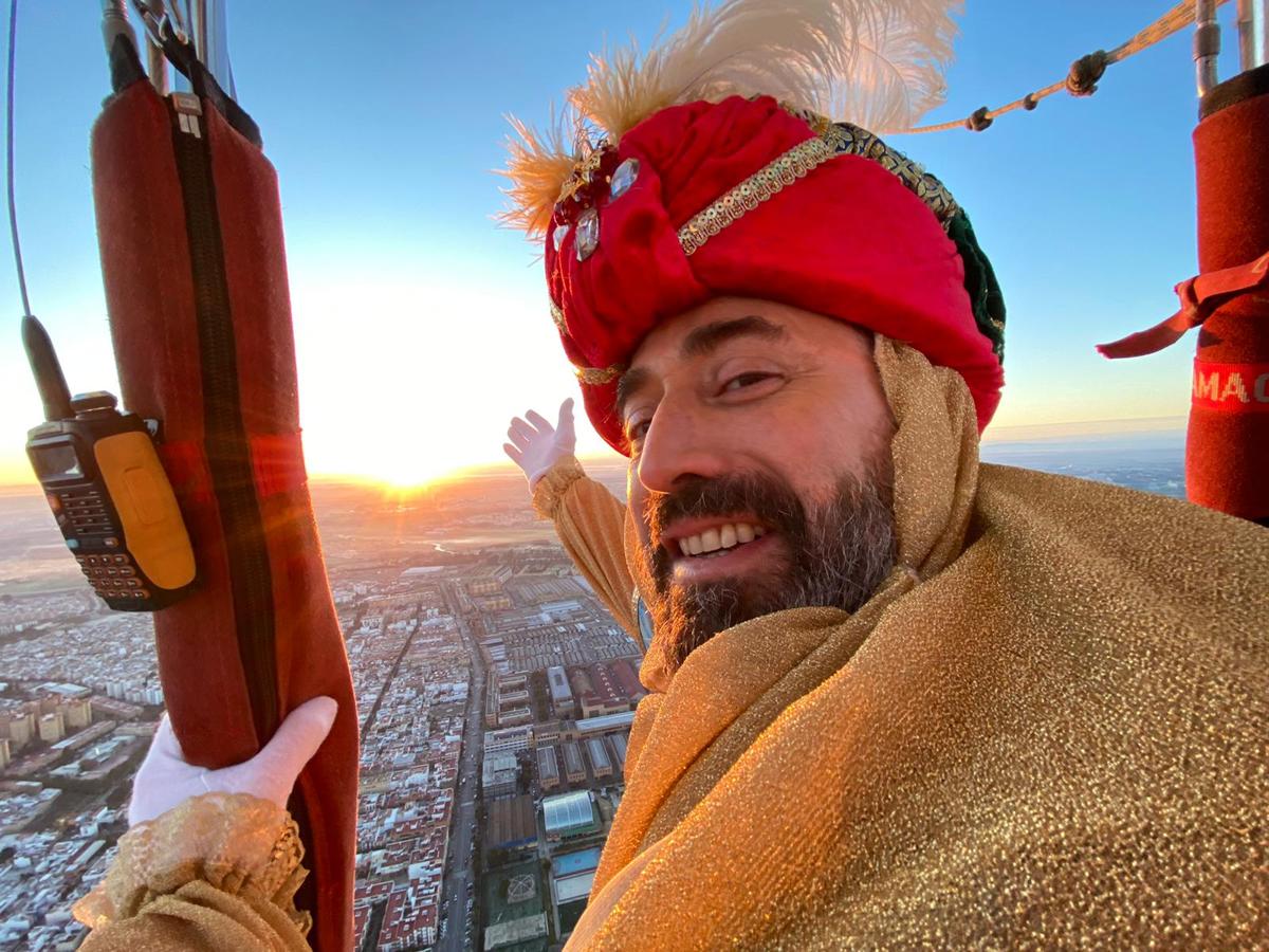 El Heraldo Real y sus beduinos surcan el cielo de Sevilla en globo aerostático