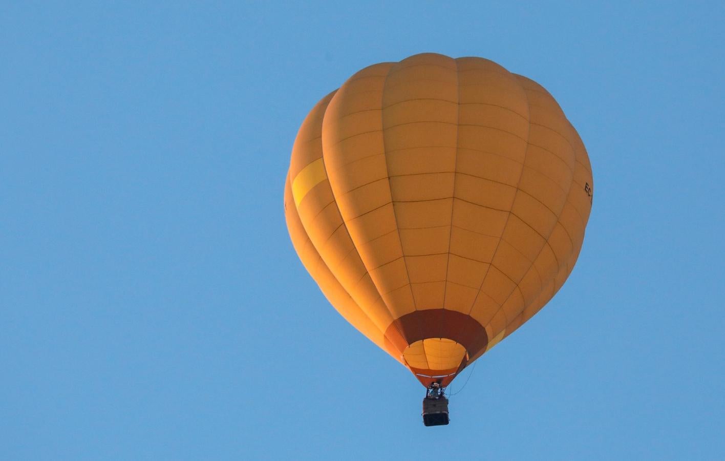 El Heraldo Real y sus beduinos surcan el cielo de Sevilla en globo aerostático