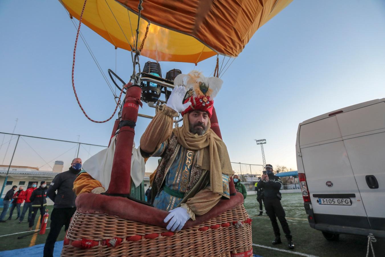 El Heraldo Real y sus beduinos surcan el cielo de Sevilla en globo aerostático