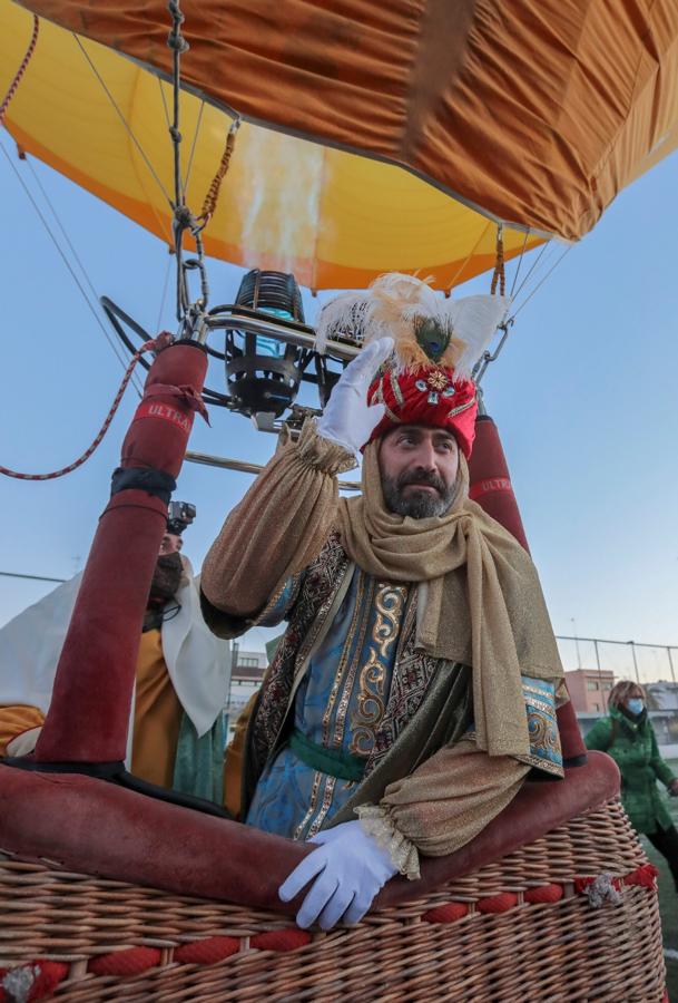 El Heraldo Real y sus beduinos surcan el cielo de Sevilla en globo aerostático