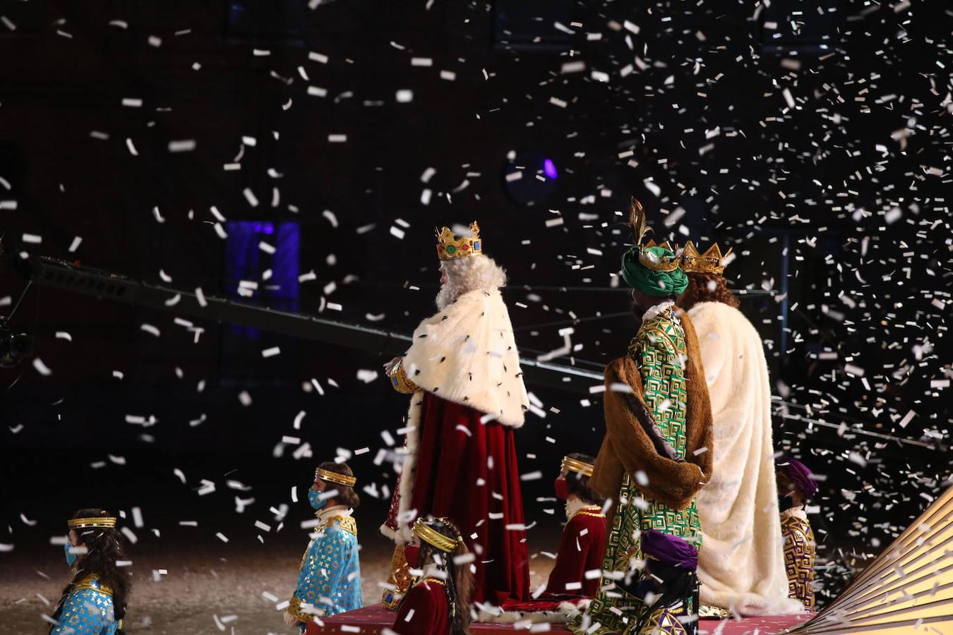 En medio de una lluvia de confeti que emulaba la nieve, los reyes hacen su aparición en el patio de Conde Duque. 