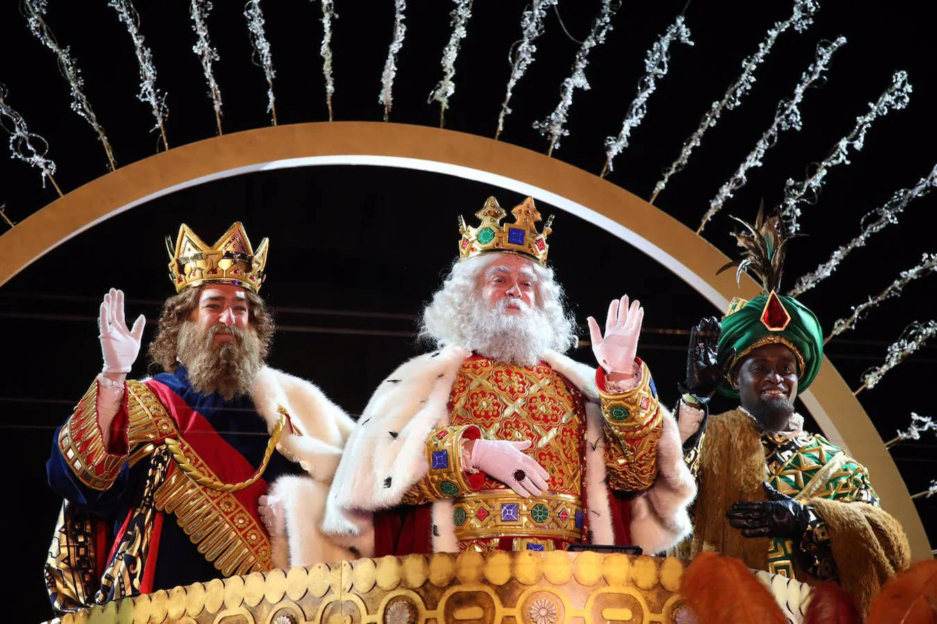 Los Reyes Magos saludan a los pocos asistentes al acto. 
