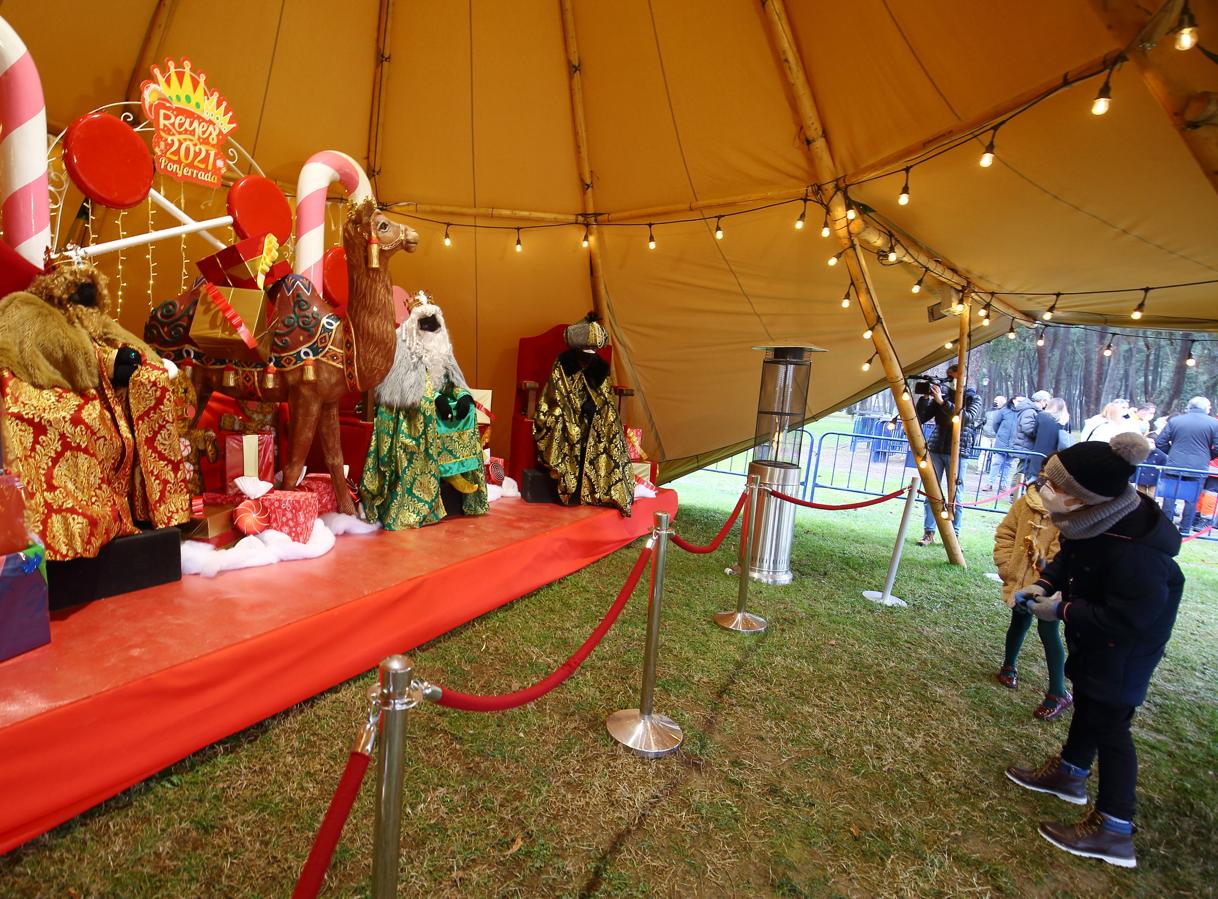 Ilusión a distancia en Ponferrada. Bajo una carpa y a distancia, los Magos han llenado de ilusión Ponferrada