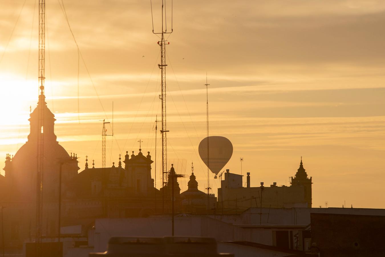 #ReyesMagosABC: Así han vivido los lectores de ABC la llegada de los Reyes Magos a Sevilla en globo