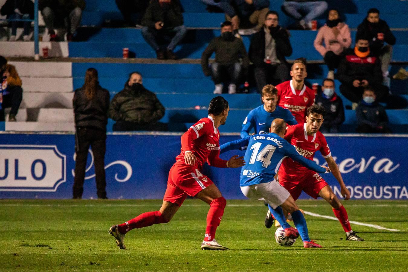 Las mejores imágenes del encuentro entre el Linares y el Sevilla F.C.