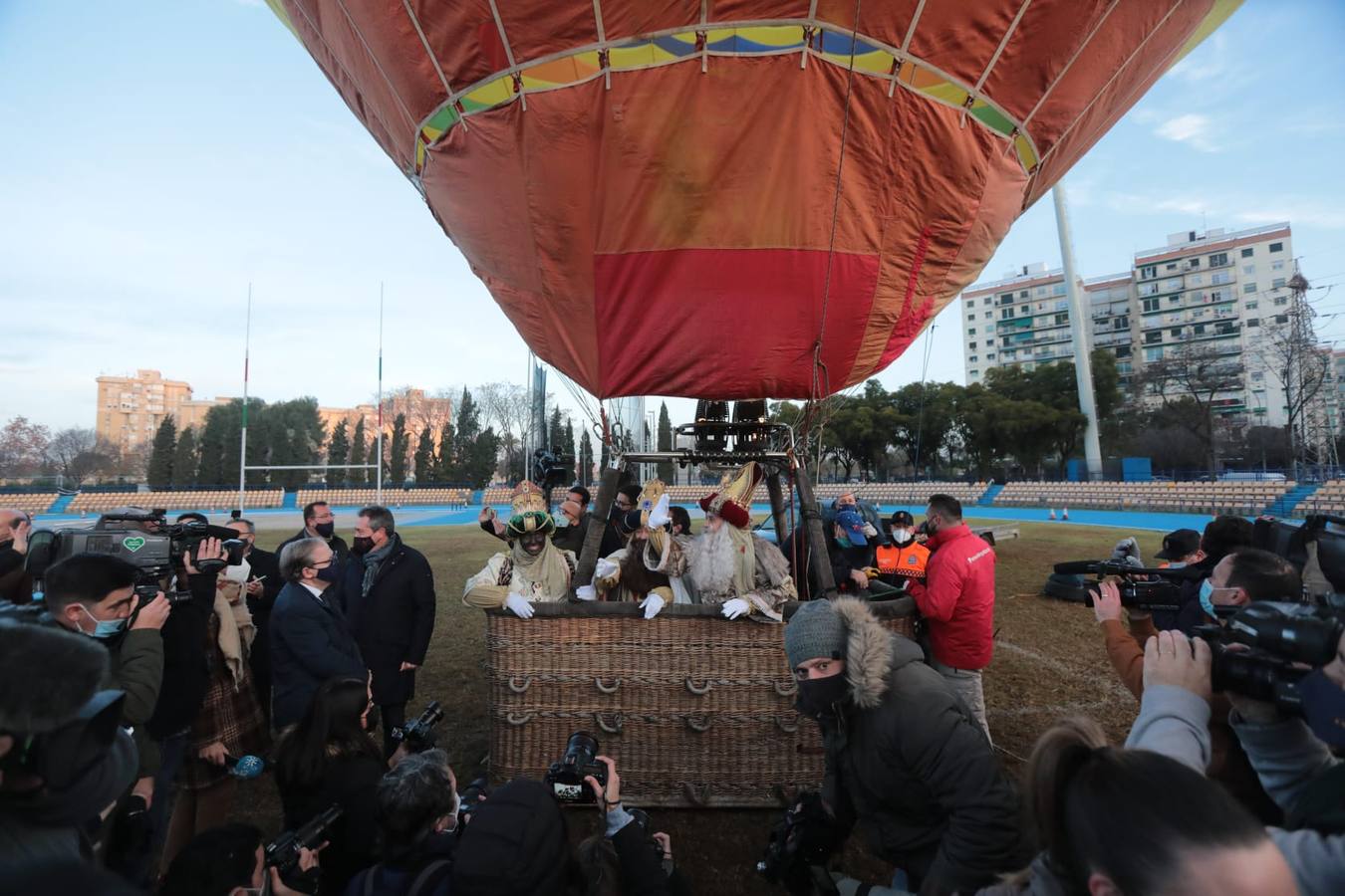 En imágenes, el paseo en globo por Sevilla de los Reyes Magos