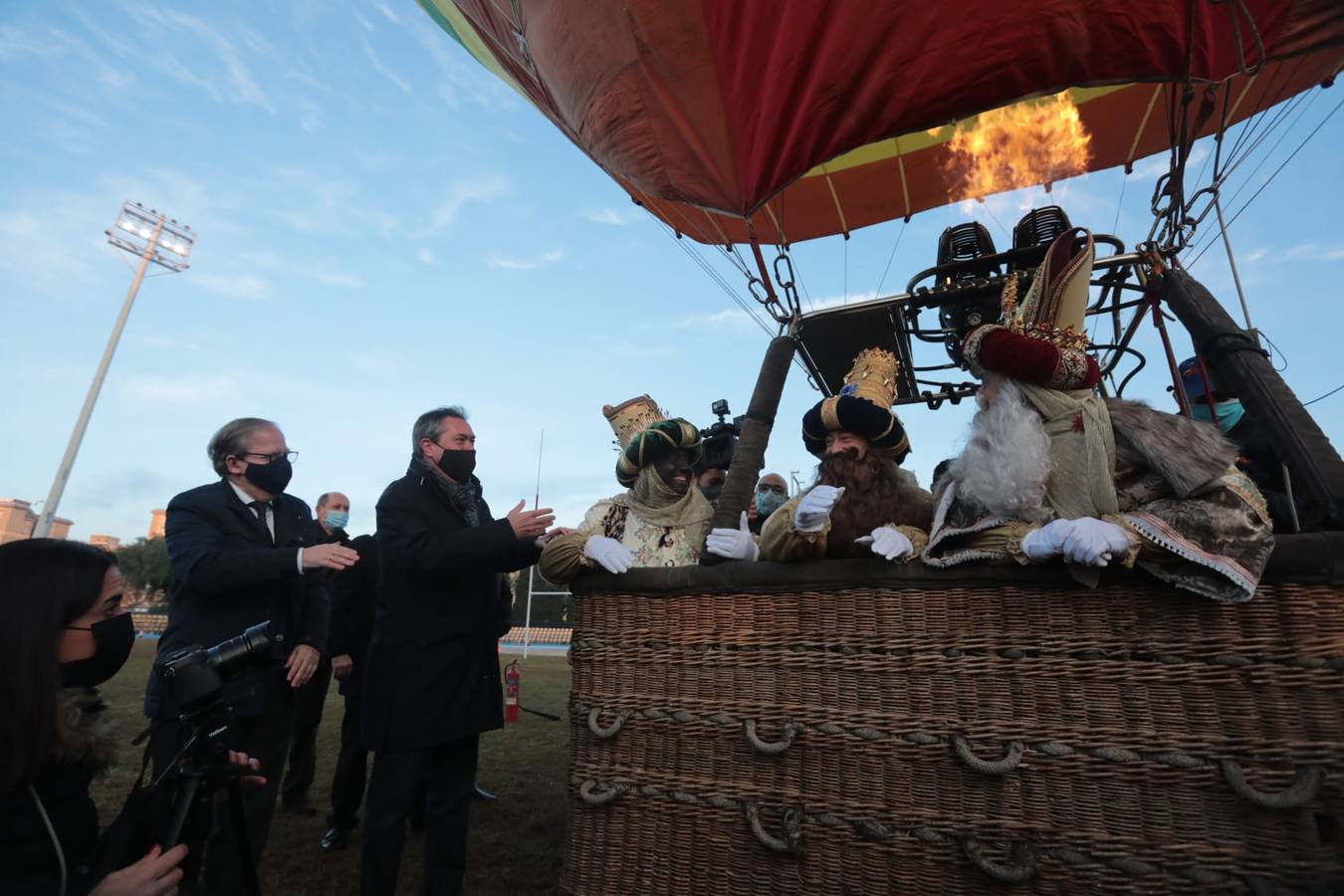 En imágenes, el paseo en globo por Sevilla de los Reyes Magos