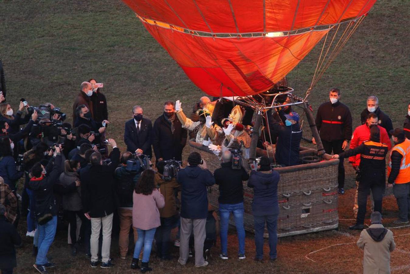 En imágenes, el paseo en globo por Sevilla de los Reyes Magos