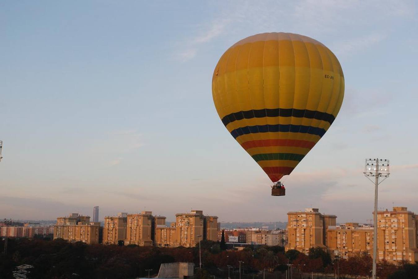 En imágenes, el paseo en globo por Sevilla de los Reyes Magos