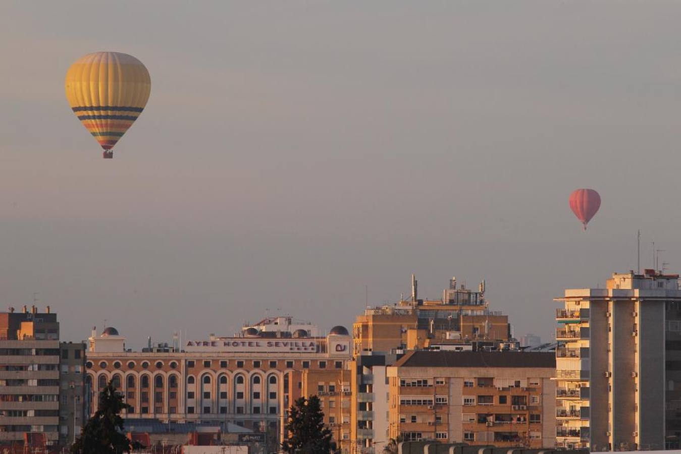 En imágenes, el paseo en globo por Sevilla de los Reyes Magos