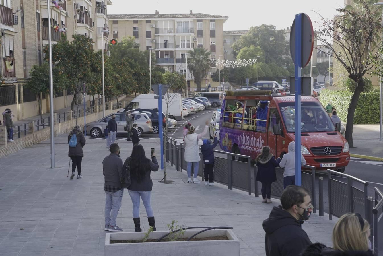 En Mairena del Aljarafe los Reyes Magos han paseado en autobús descapotable