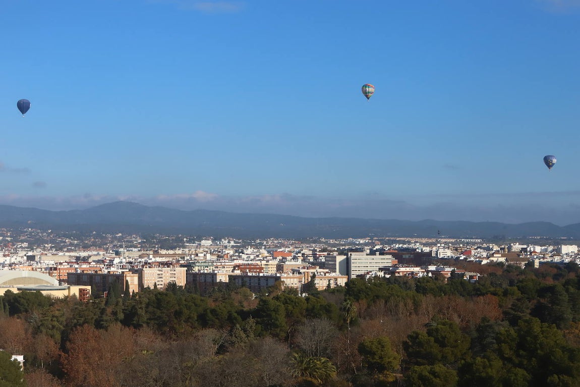 Así han sobrevolado Córdoba los Reyes Magos, en imágenes (I)